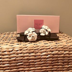 Kate Spade Black/White floral jelly sandals, NWT - size 7